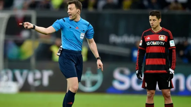 Chicharito mira desconcertado al silbante