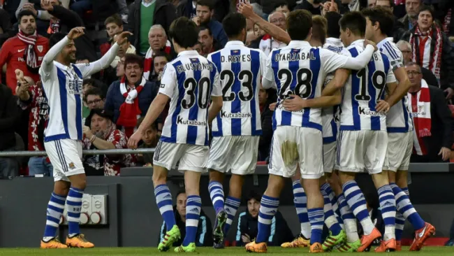 Vela festeja junto a sus compañeros de la Real Sociedad