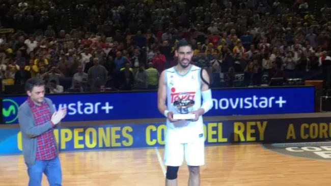 Ayón recibe su reconocimiento