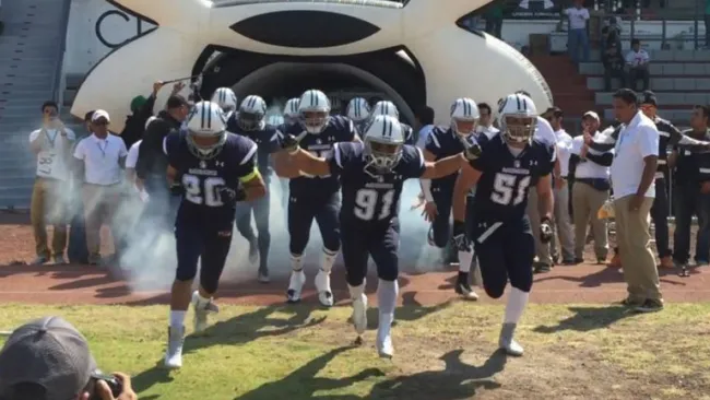 Jugadores de los Mayas, saliendo al terreno de juego para enfrentar a los Raptors