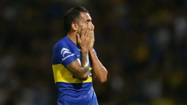 Carlos Tévez se lamenta después de una jugada