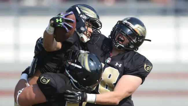 Los jugadores de Condors celebran una anotación