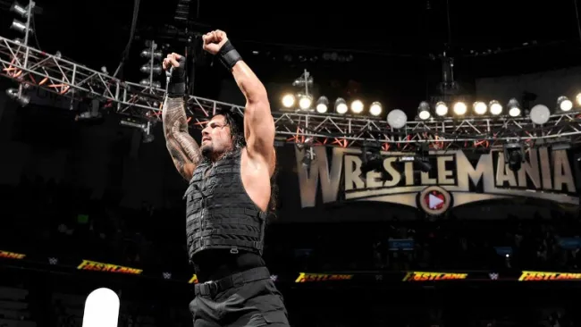 Roman Reigns festeja en FastLane