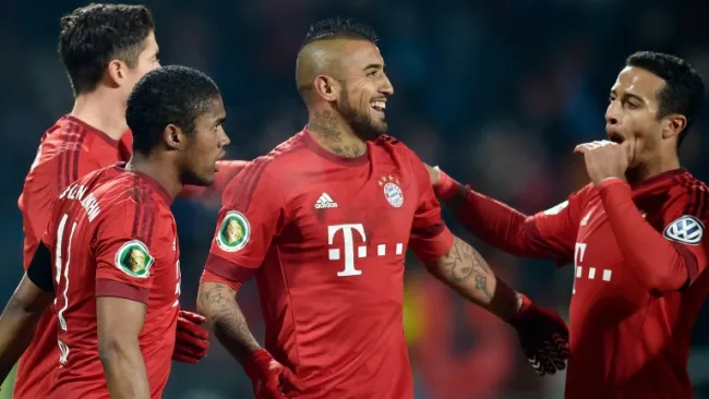 Vidal es felicitado por sus compañeros