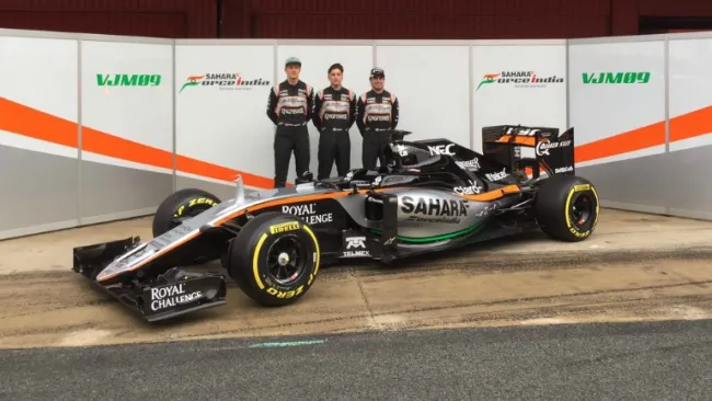 Checo, Hulkenberg y Celis posan con el VJM09