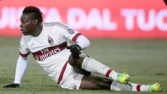 Balotelli, en un duelo con el Milan