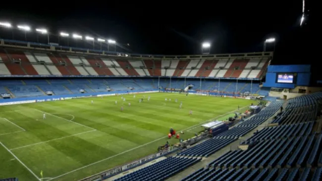 El Estadio Vicente Calderón con las luces prendidas