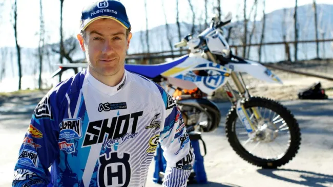 Graham Jarvis posa junto a su moto