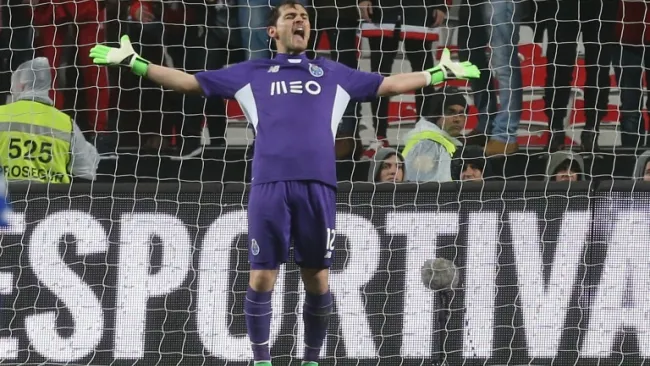 Iker Casillas disputando un partido con el Porto