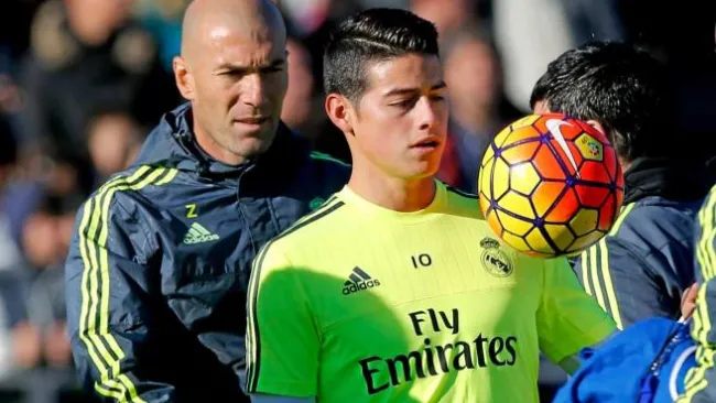 Zidane, junto a James en una práctica