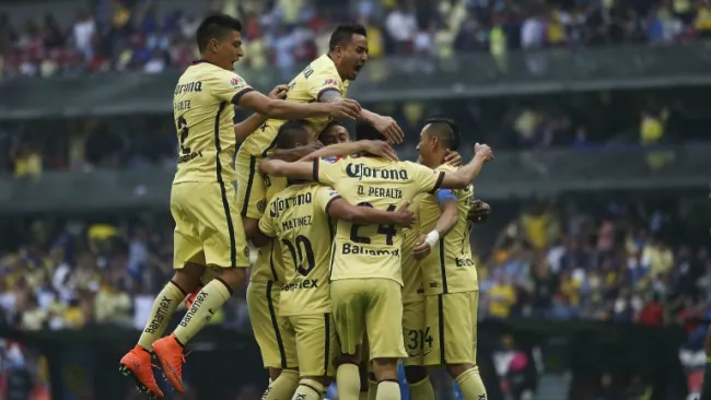 Jugadores de América festejan un gol 