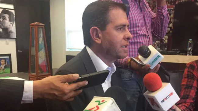 Castillo, charlando con los medios