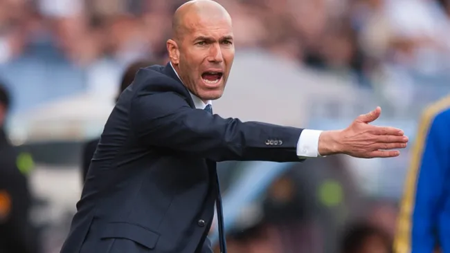 Zidane da indicaciones a sus pupilos