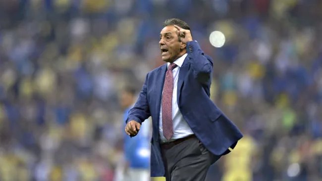 Tomás Boy reclama en el Clásico Joven 