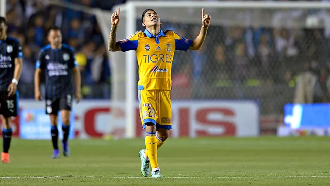 Aquino festeja un gol con Tigres
