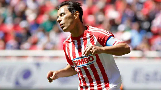 Bravo se lamenta tras fallar una oportunidad con Chivas