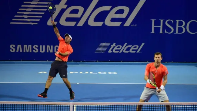 González realiza un saque