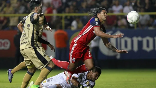 Gullit Peña cae en el área de Dorados