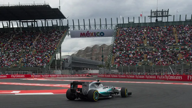 Hamilton, cruzando el Foro Sol en su Mercedes