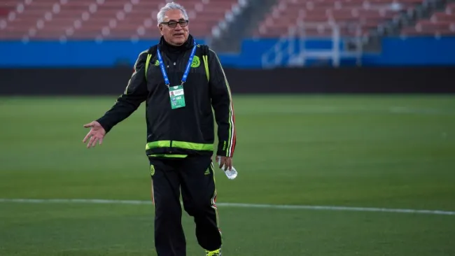 Leonardo Cuéllar durante un entrenamiento del Tri femenil