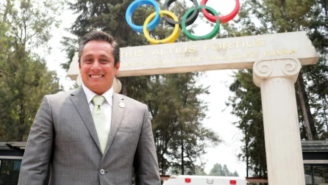 Platas posa en las instalaciones del Comité Olímpico Mexicano