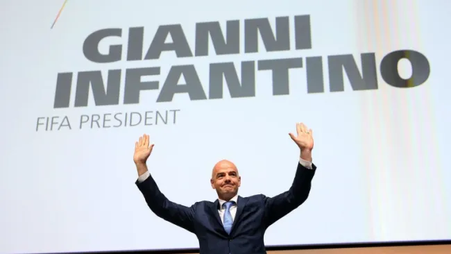Gianni Infantino bajo su nombre en el congreso