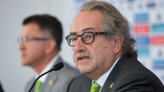 Decio de María en una Conferencia de Prensa