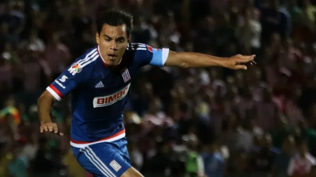 Omar Bravo durante un partido de Chivas