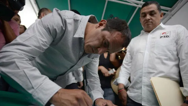 Cuauhtémoc Blanco firma un documento