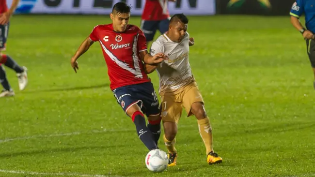 Javier Cortés pelea el balón en juego contra Veracruz