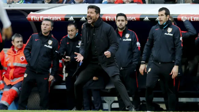 Simeone da indicaciones a sus jugadores
