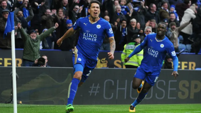 Ulloa festeja tras lograr el tanto del triunfo del Leicester