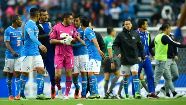 Momento en que Corona es separado por sus compañeros