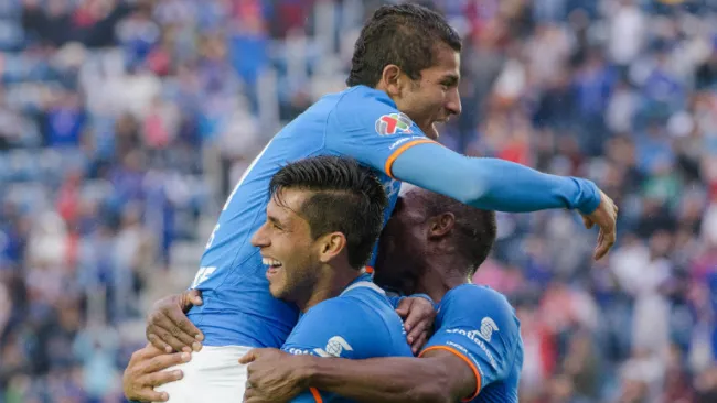 Jugadores de Cruz Azul festejan gol Monterrey