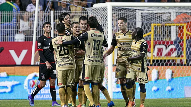 Jugadores de Dorados festejan un gol contra Atlas
