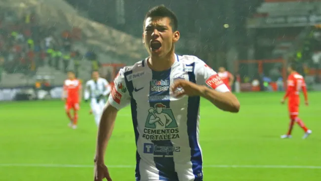 Hirving Lozano festeja gol contra Toluca