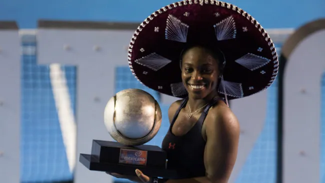 Sloane Stephens muestra su trofeo del Abierto Mexicano de Tenis