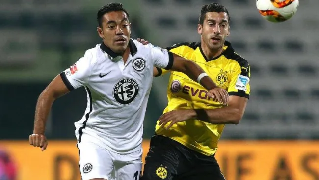 Marco Fabián disputa un duelo con el Frankfurt 