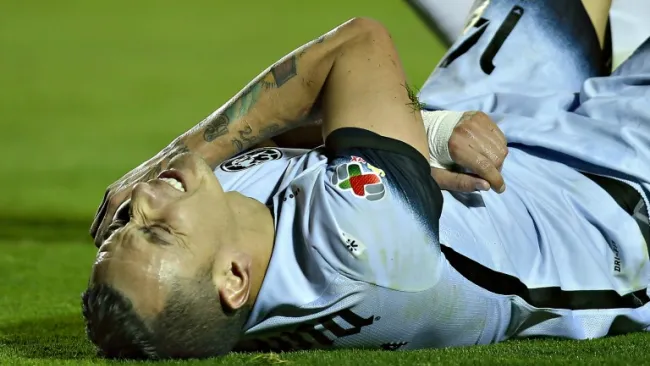 Sambueza, tendido en el césped durante el partido con Tigres