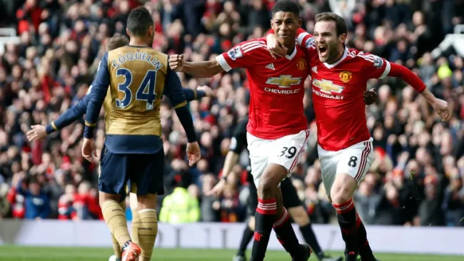 Rashford y Mata corren para festejar el segundo gol del United