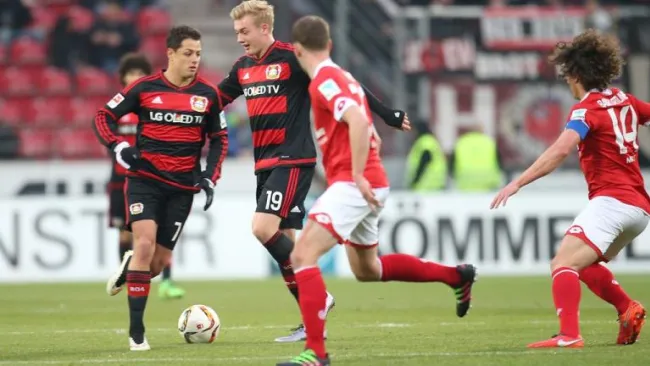 Chicharito cubre el esférico ante la marca