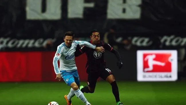 Marco Fabián pelea el balón con un jugador del Schalke 04