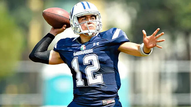 Marco García, QB de los Mayas, lanzando un pase contra Condors