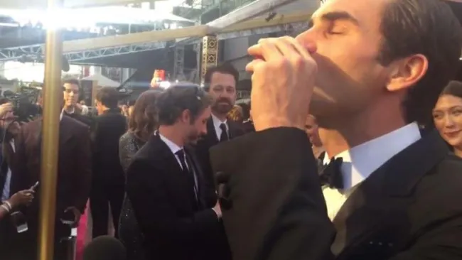 Federer al momento de ingerir el tequila