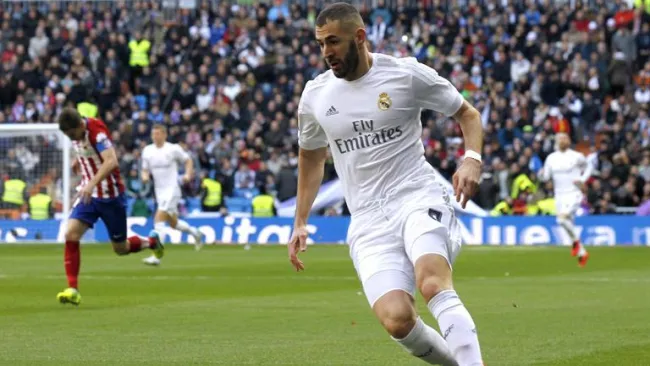 Benzema controla el balón