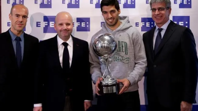 Suárez posa con su galardón