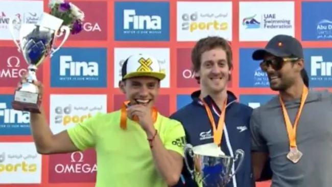 Jonathan Paredes, de playera amarilla, celebra su segundo lugar