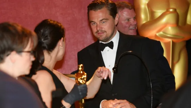 DiCaprio, mientras graban su nombre en el Oscar