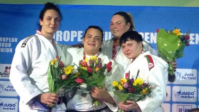 Vanessa Zambotti posa junto a otras competidoras