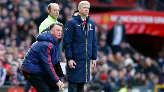 Van Gaal levantándose del césped en el partido frente al Arsenal